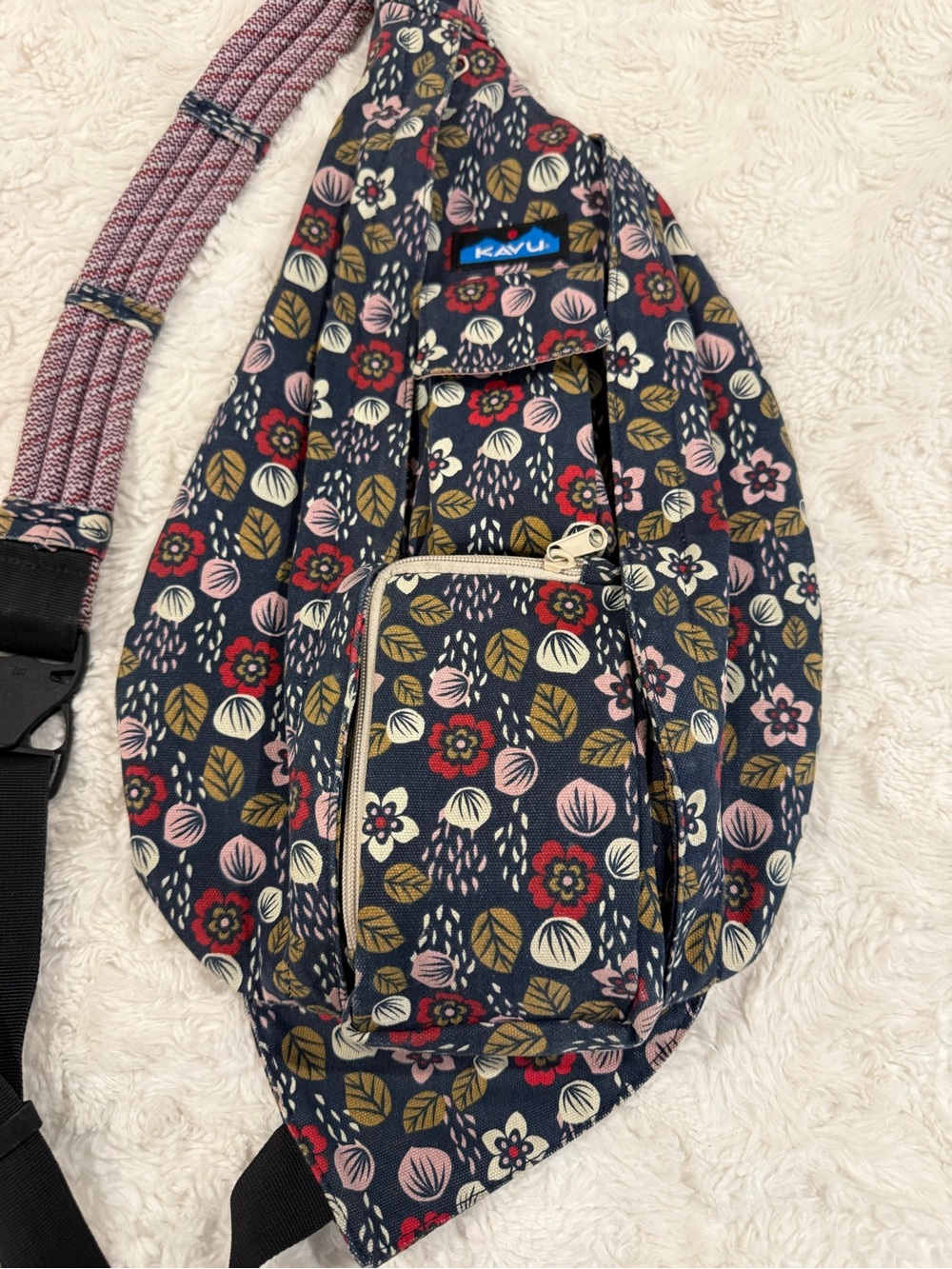 Kavu Navy Floral Rope Sling Bag with Pink and Red Accents - Picture 3 of 6